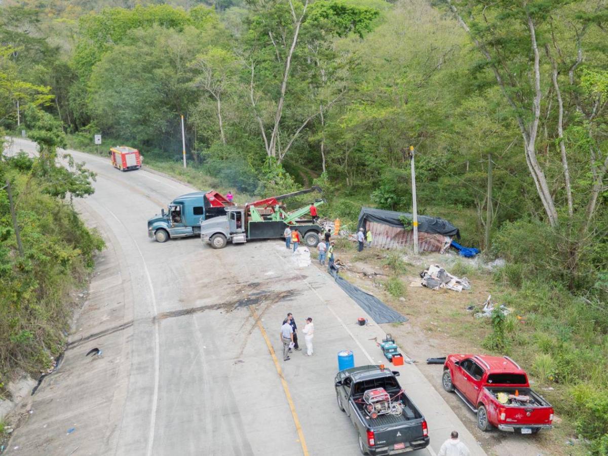 Cianuro en la CA-4: Así se retira  el peligroso químico tras el fatal accidente