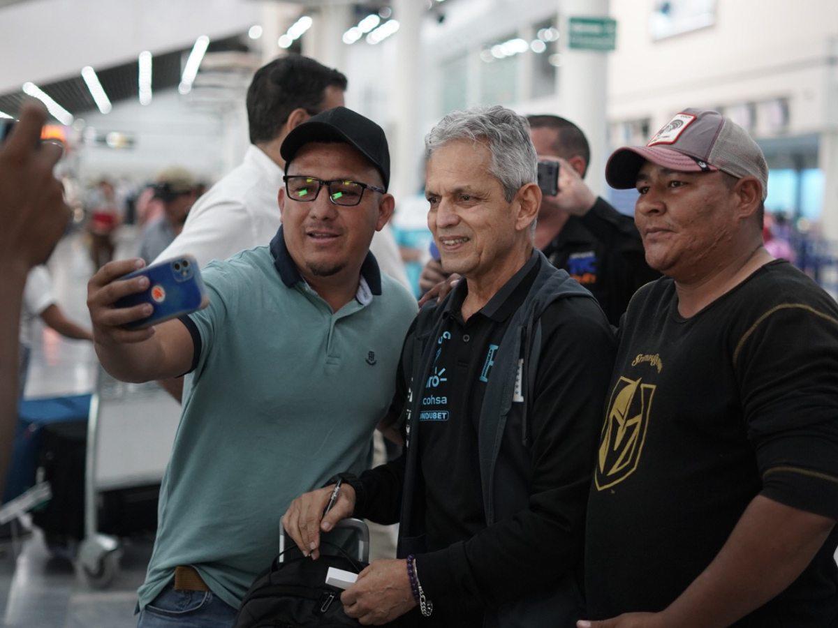 Aficionados se tomaron fotografías con el seleccionador Reinaldo Rueda.
