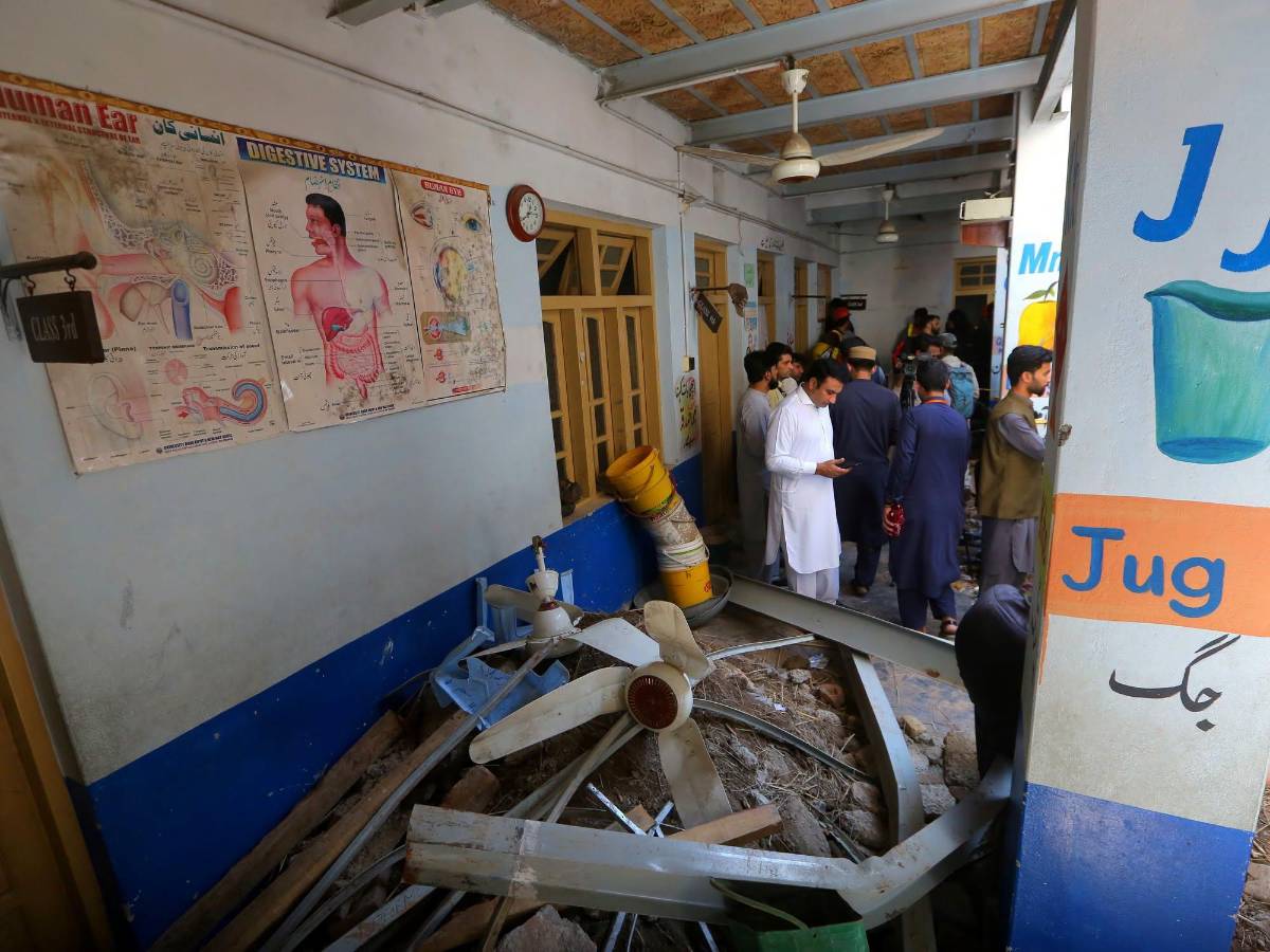 Horror en escuela: hallan muertos a 32 estudiantes y una maestra tras caerse techo