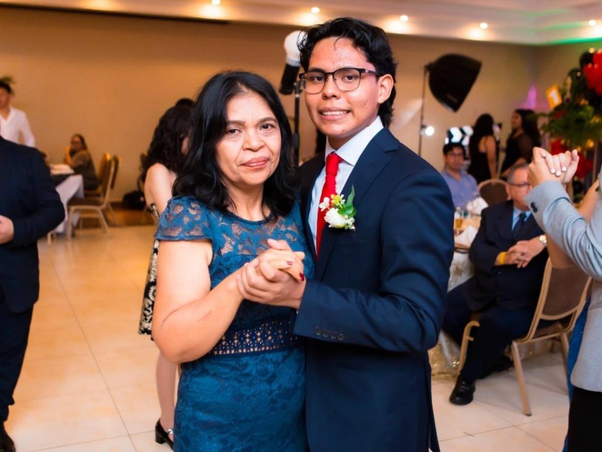 Seniors de la Saint Paul Academy celebran su logro académico