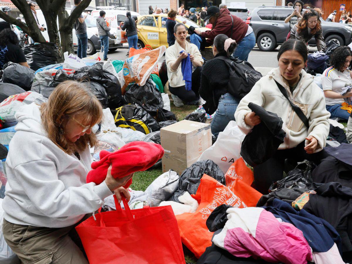 Cientos de voluntarios reúnen ayuda en Bogotá para enviar a Venezuela tras terremotos
