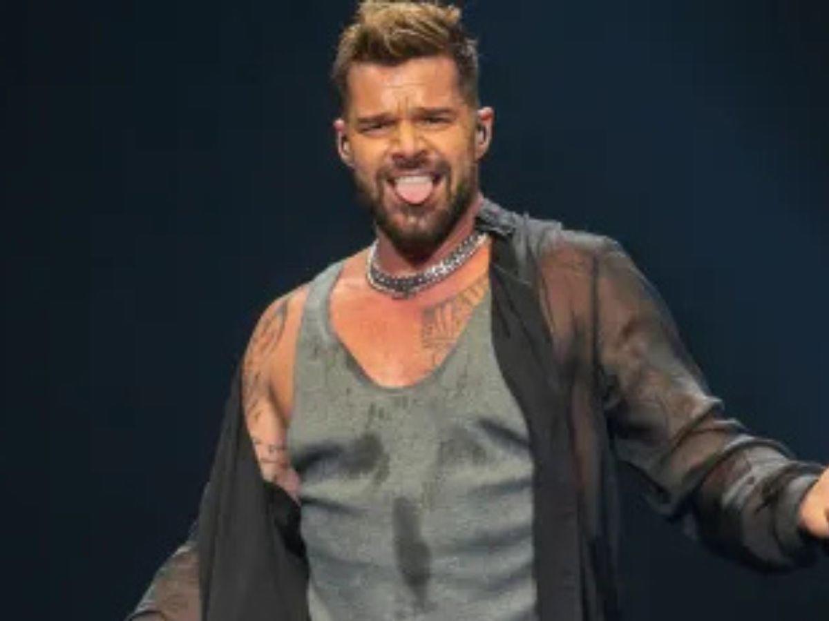 Ricky Martin impacta con cuerpazo a sus 54 años
