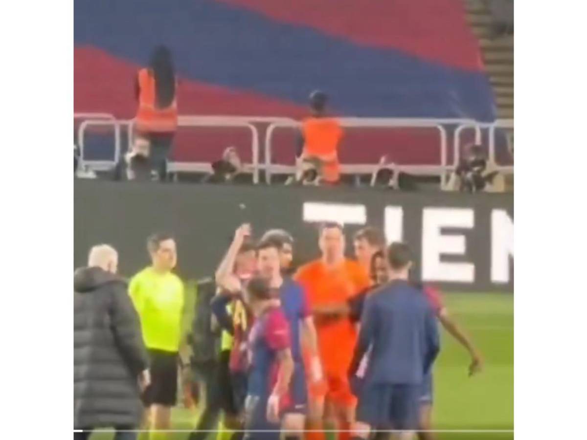 Raphinha pierde el control con el Barca y se lleva a Ter Stegen de encuentro