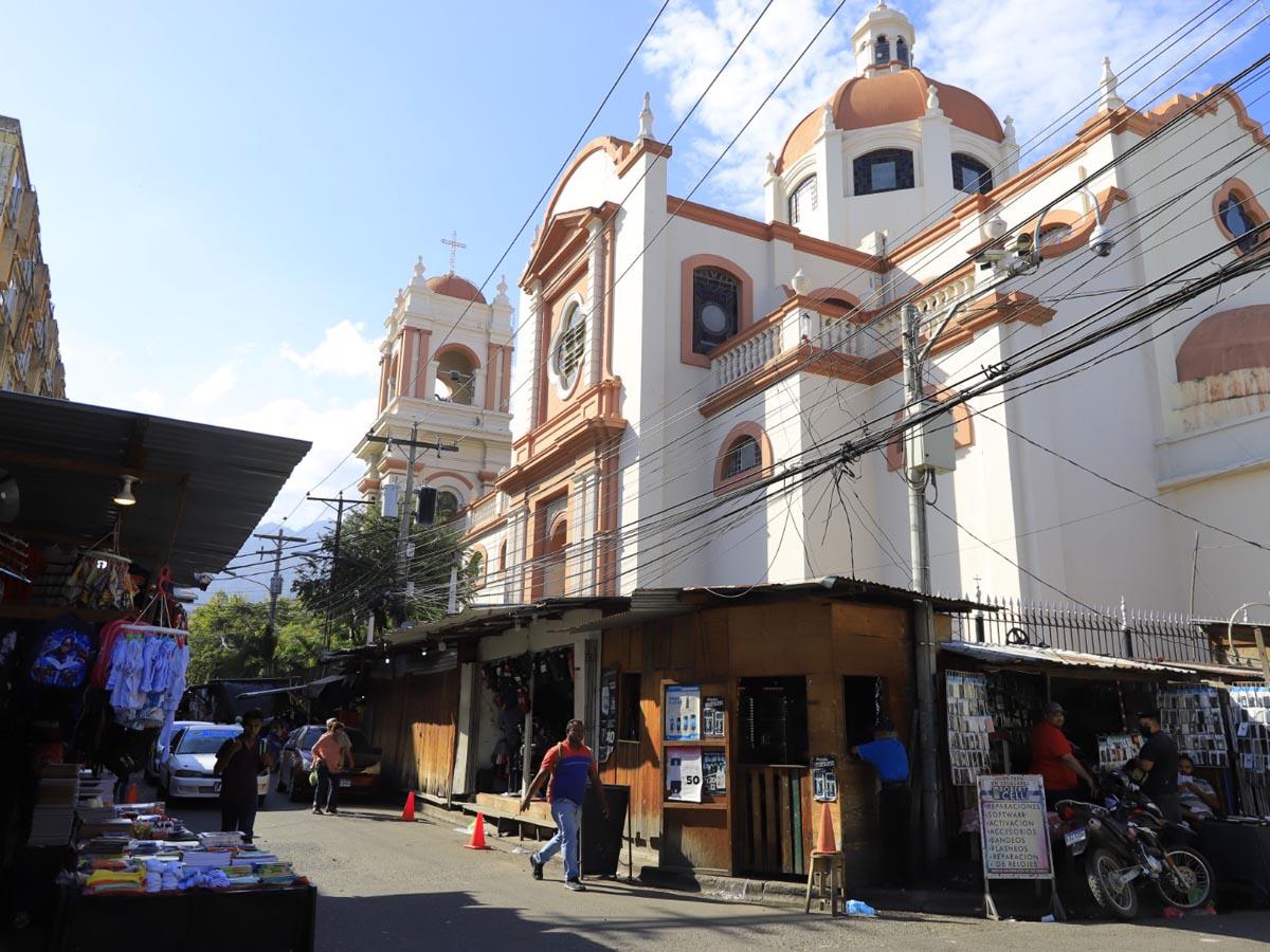 Alrededor de la Catedral los vendedores se han tomado la acera.