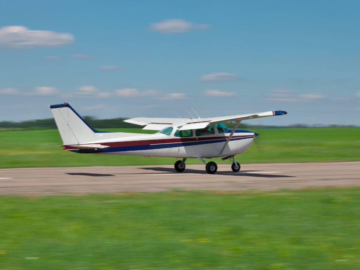 Muere un instructor de aviación tras saltar de un avión en pleno vuelo y dejar a su alumna a cargo del aterrizaje