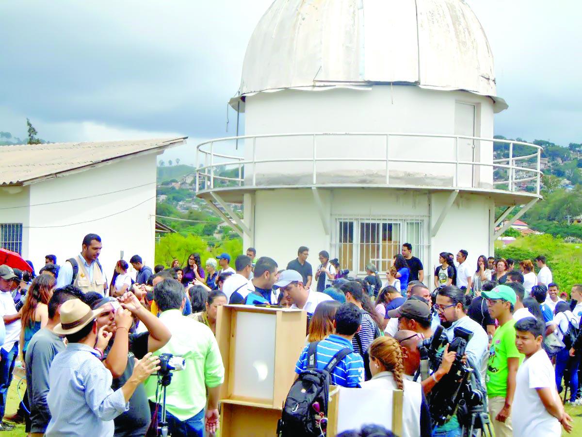 En octubre de 2023, decenas de capitalinos llegaron al observatorio de la Unah a ver el eclipse anular.