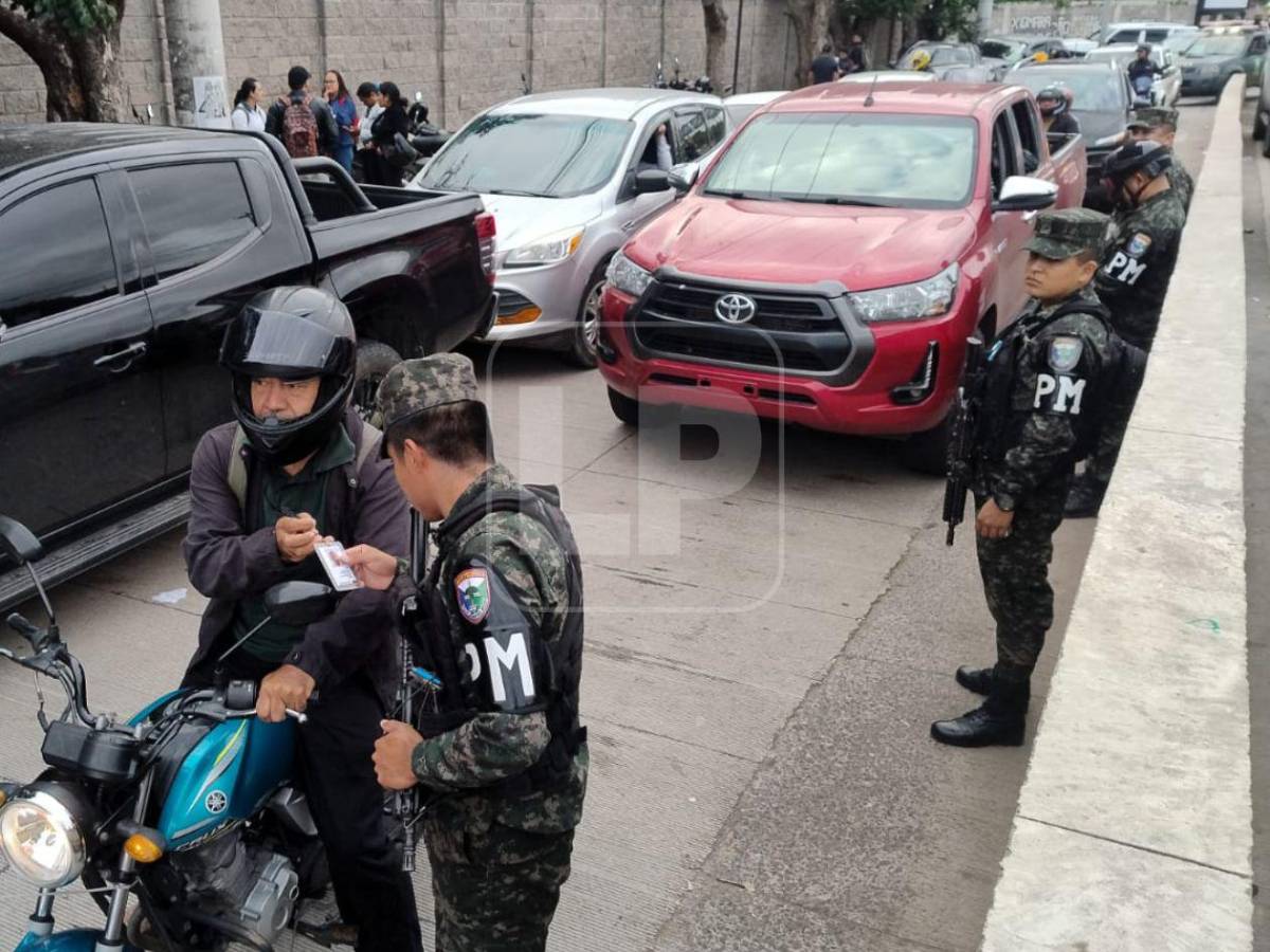 En imágenes: Así se vive la espera del escrutinio especial en los alrededores del CLE