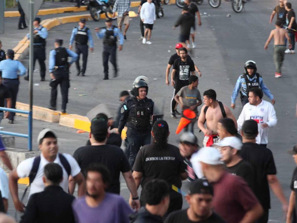 Disturbios: barras de Motagua y Olimpia se enfrentan afuera del Nacional