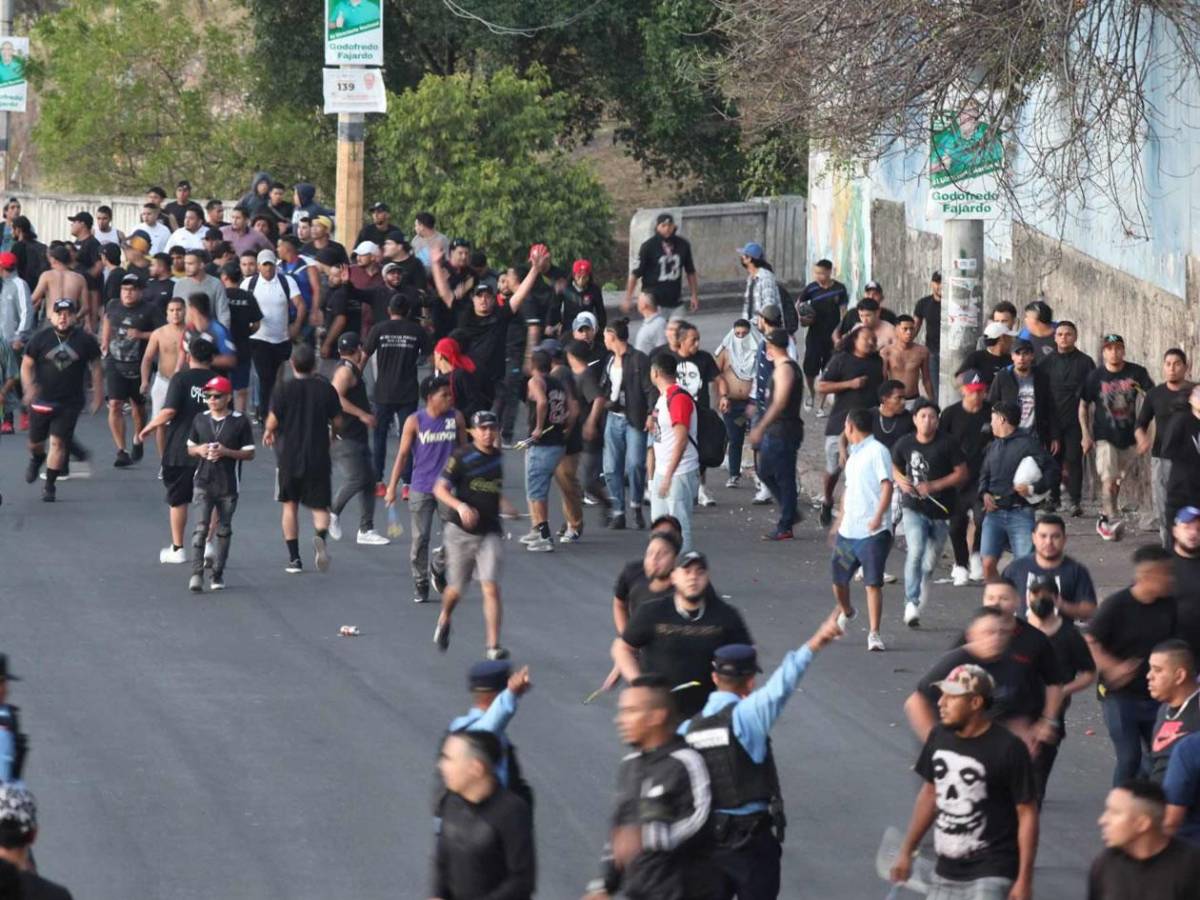 Disturbios: barras de Motagua y Olimpia se enfrentan afuera del Nacional