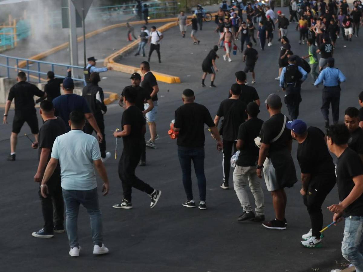 Disturbios: barras de Motagua y Olimpia se enfrentan afuera del Nacional