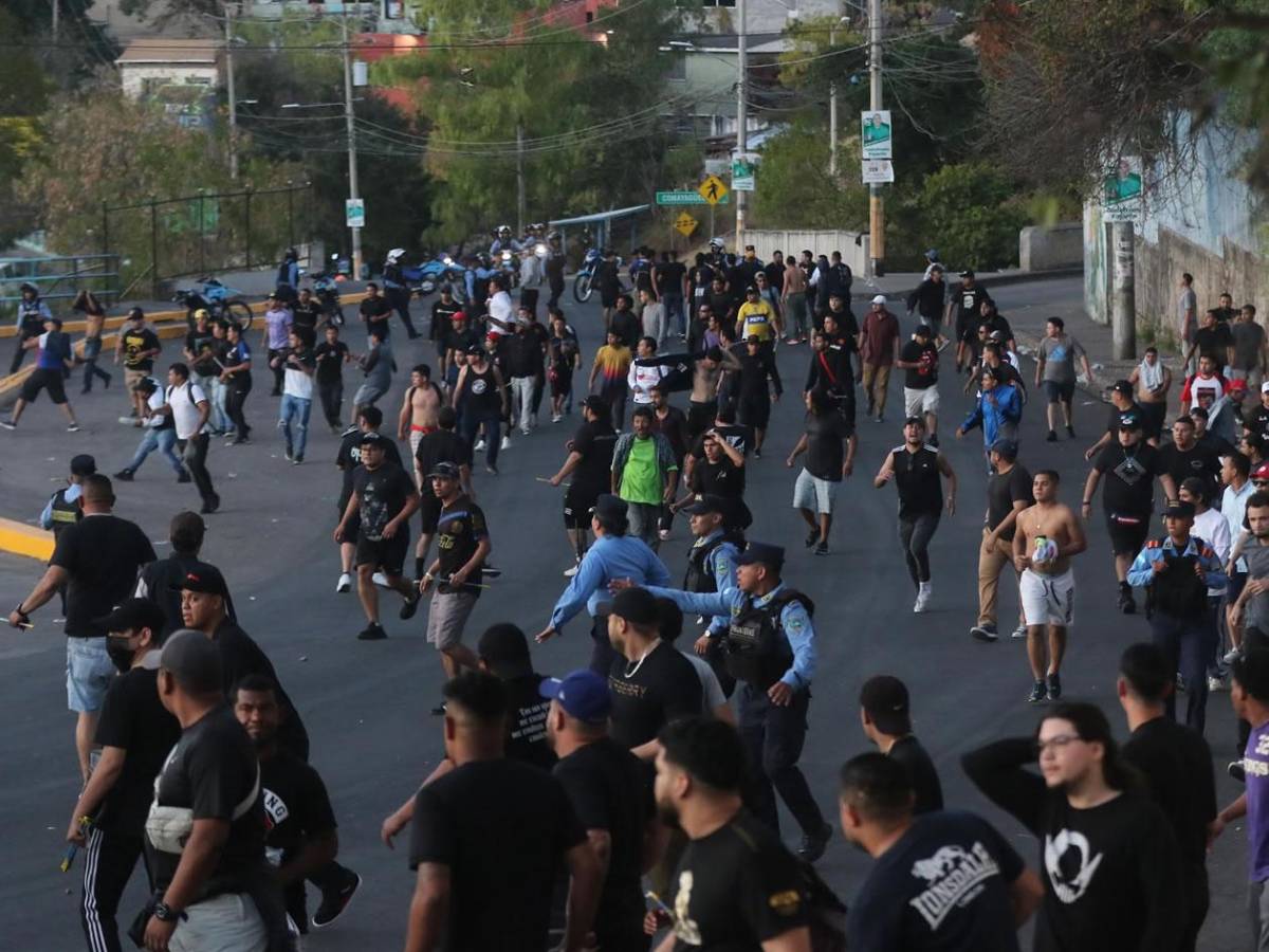 Disturbios: barras de Motagua y Olimpia se enfrentan afuera del Nacional