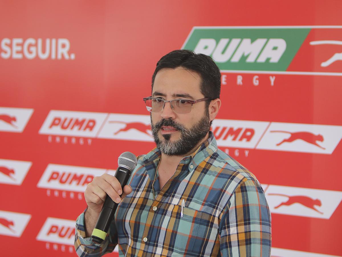 Oscar Cuadra, Retail Manager de Puma Energy, celebra la apertura de “Puma Palmerola”, una estación que refleja la excelencia y la calidad en combustibles.