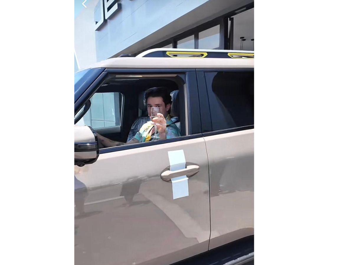 Facundo Caballero presume su nueva camioneta: Gracias a mi sugar