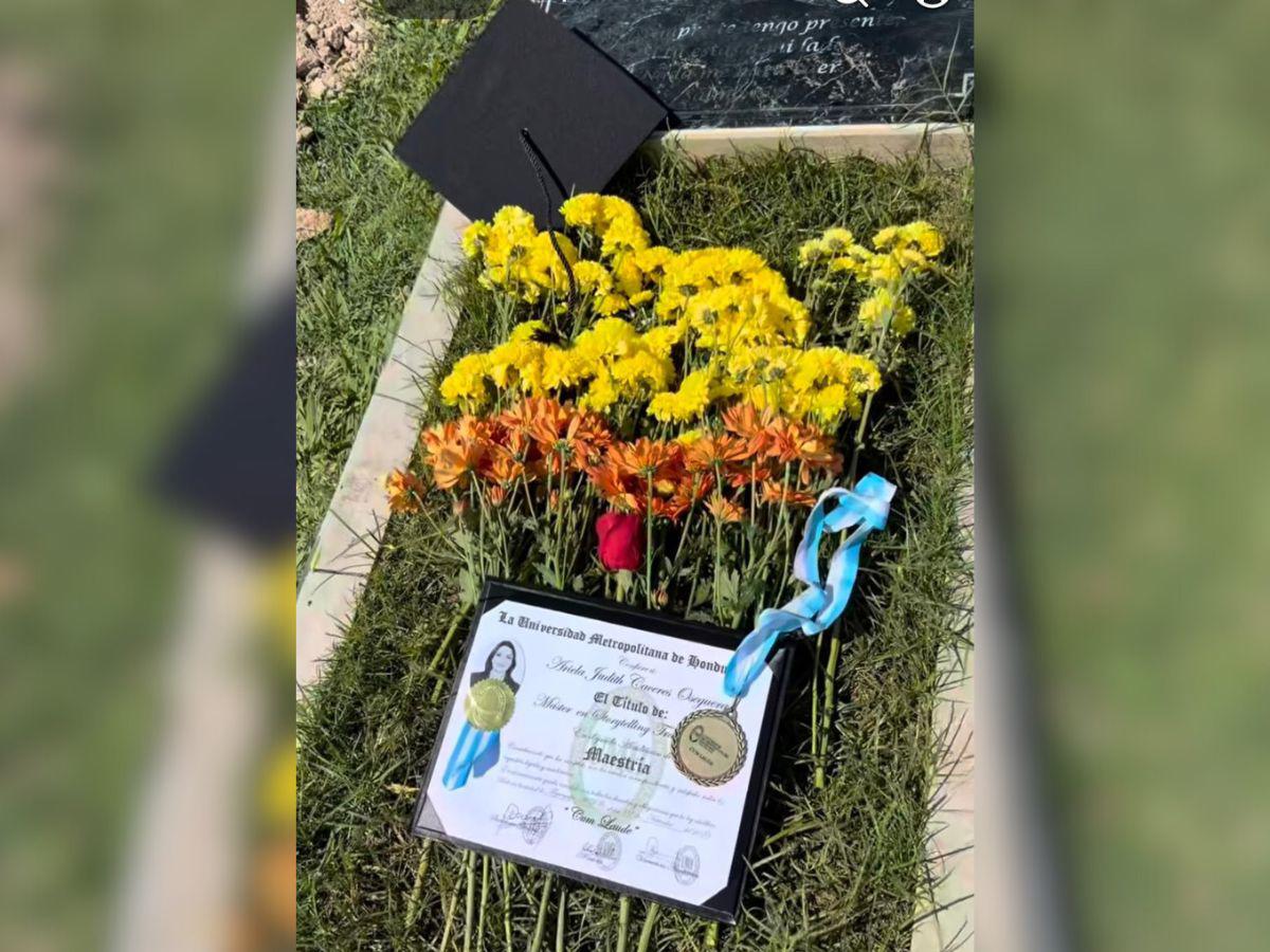 Ariela Cáceres se gradúa y lleva su título a la tumba de su padre