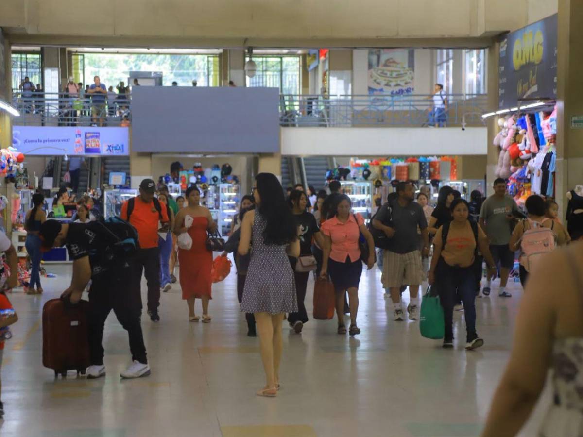 Hondureños retornan a sus hogares tras disfrutar el Feriado Morazánico