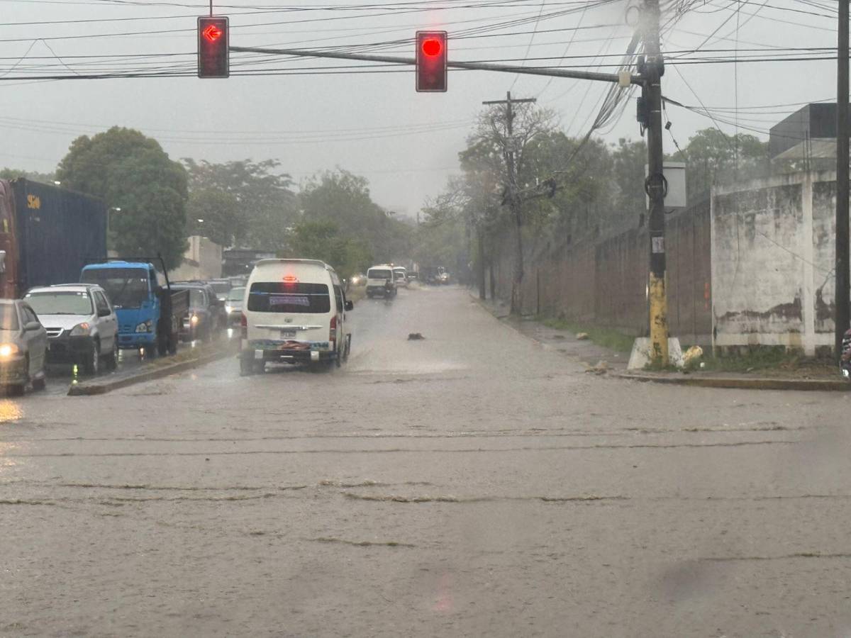 Carros varados y colonias anegadas; lluvias colapsan calles de SPS