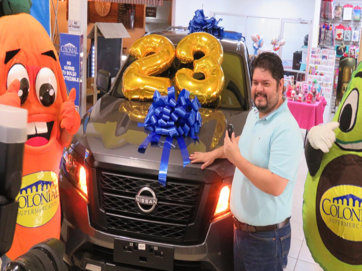Supermercados Colonial entregó un Nissan Frontier 2025 como premio en la celebración de sus 23 años