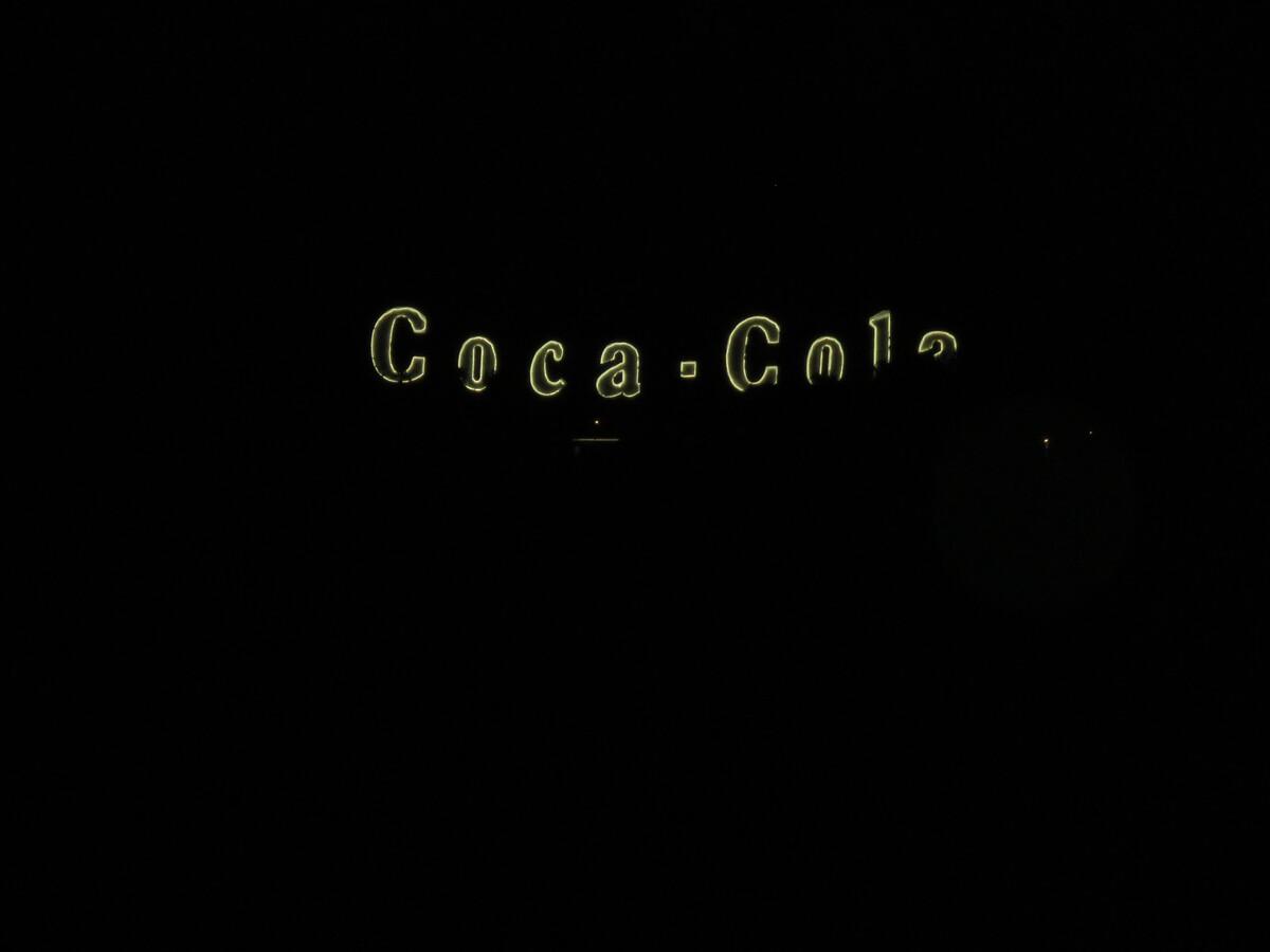 El rótulo de Coca-Cola luce en color rojo y en color blanco.