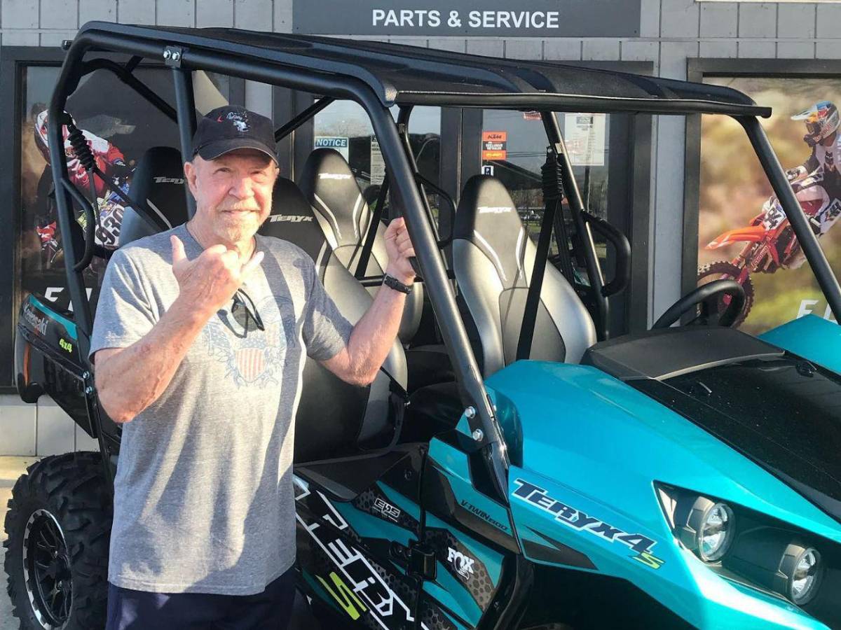 Chuck Norris, a sus 85 años, escala una montaña de 3,187 metros​​​​​​