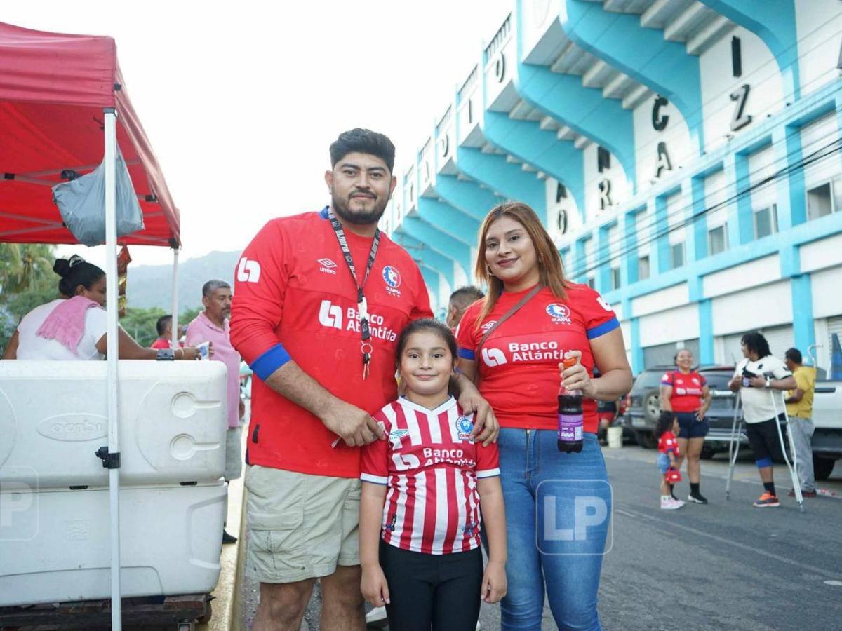 Aficionado disfrazado de jeque, bellas chicas y ambientazo en el Francisco Morazán