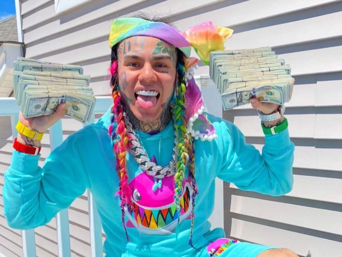 Tekashi 6ix9ine sale de la cárcel y presume autógrafo de Nicolás Maduro