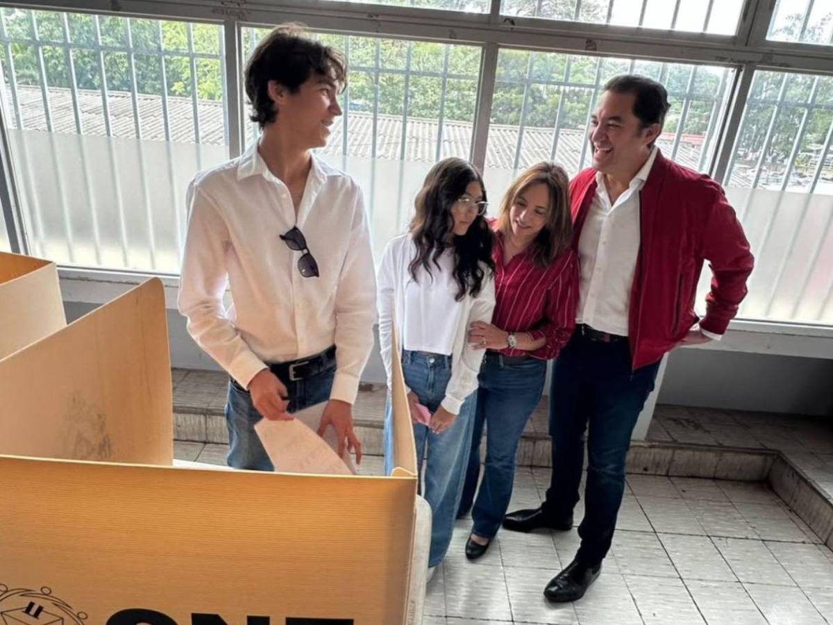 ¿Quién es el joven que acompañó a Héctor Zelaya a votar?