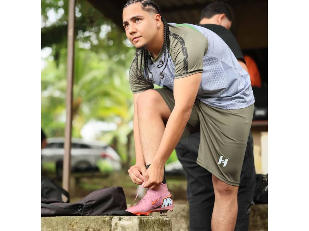 Davis Flow se estrena como futbolista: Lujos, llamado de atención y lo que le hicieron