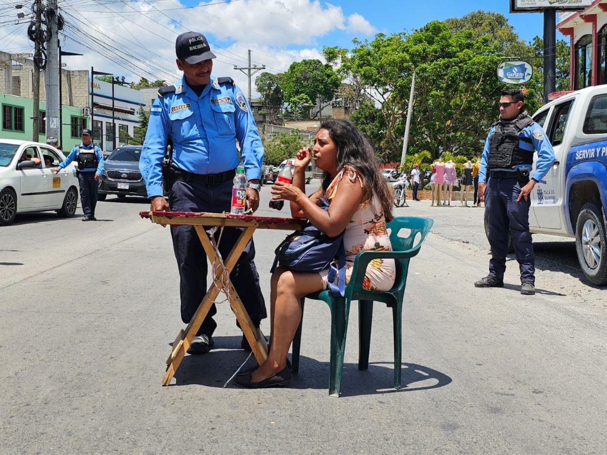 La mujer ha protestado en varios lugares de Santa Rosa de Copán.