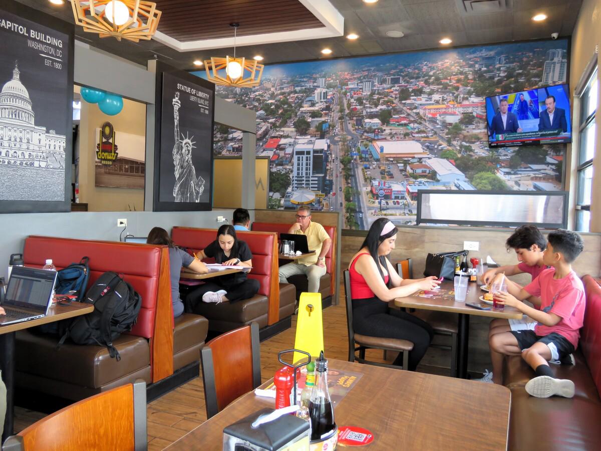 Los clientes en Denny´s pueden disfrutar de una experiencia gastronómica.