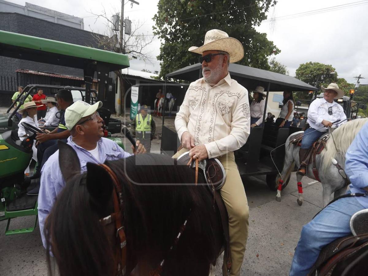 Belleza y alegría en el desfile hípico en San Pedro Sula