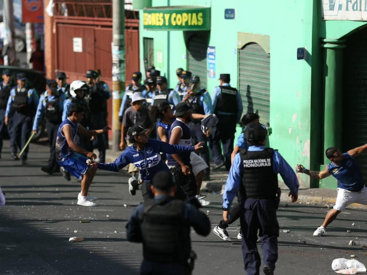 Imágenes impactantes: Terror en clásico Motagua - Olimpia tras escenas de violencia