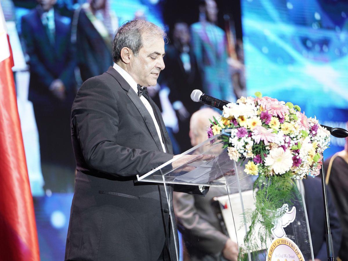 Karim Qubain, presidente de la CCIC, da su discurso en la ceremonia del premio Gusi por la Paz 2024.
