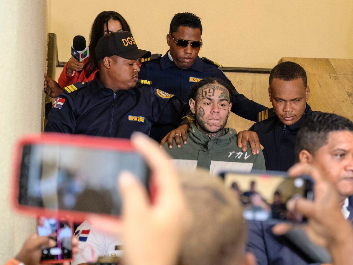 Tekashi 6ix9ine sale de la cárcel y presume autógrafo de Nicolás Maduro