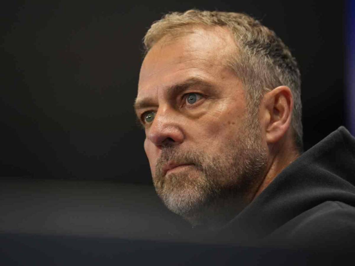 Hansi Flick lo sentó y tendría a su sustituto: el nuevo fichaje para el Barcelona