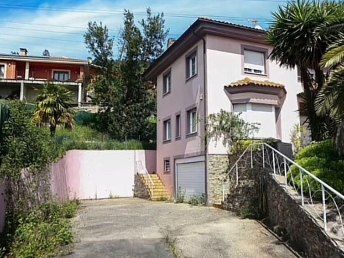 Padres mantuvieron a sus hijos encerrados durante cuatro años en casa llena de basura