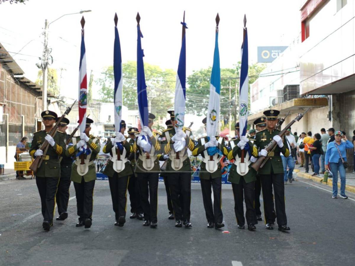 Centros educativos llenan de música, baile y tradición las calles sampedranas