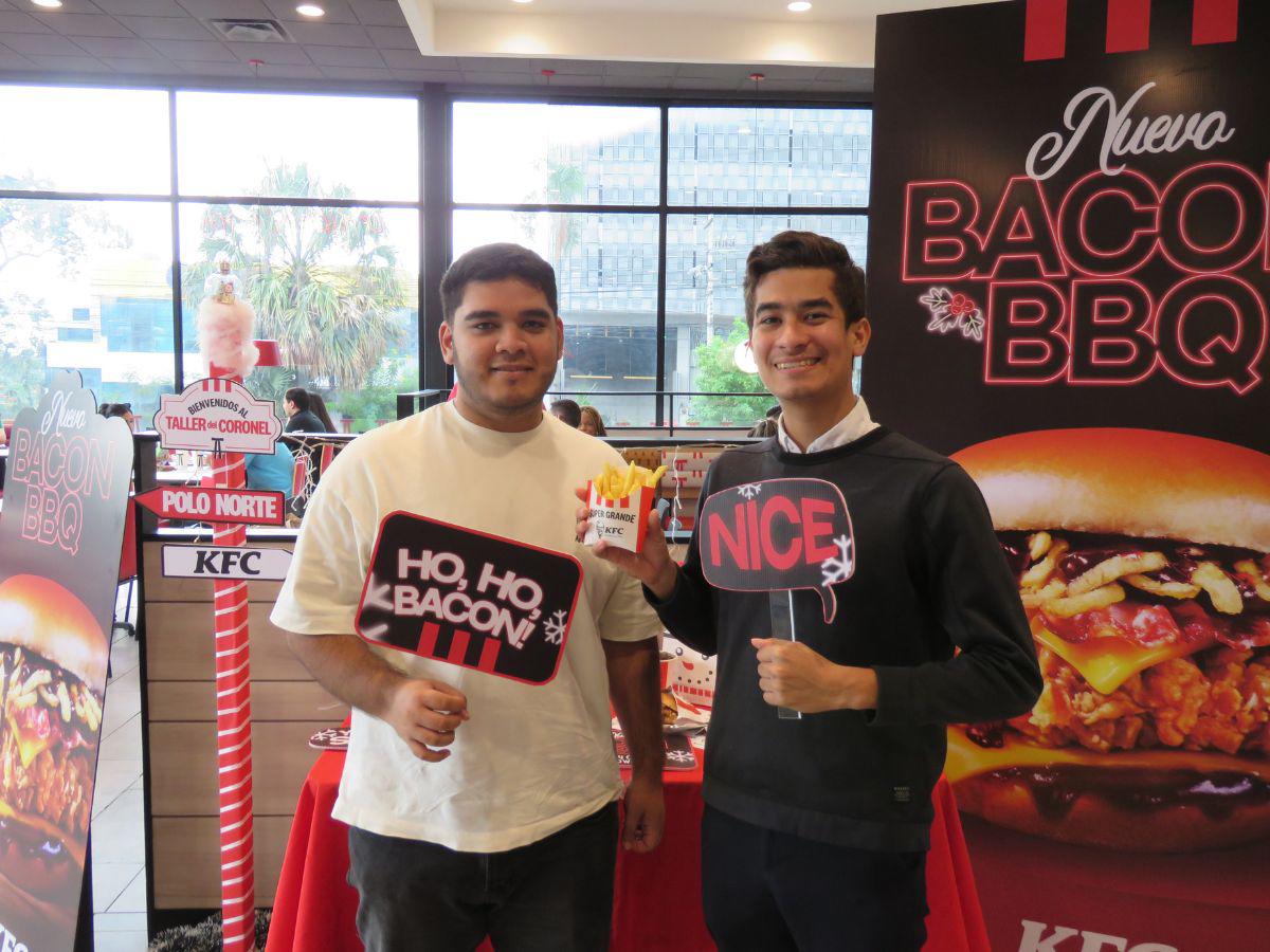 Los invitados del evento de lanzamiento disfrutan de buena comida y un ambiente ya navideño.