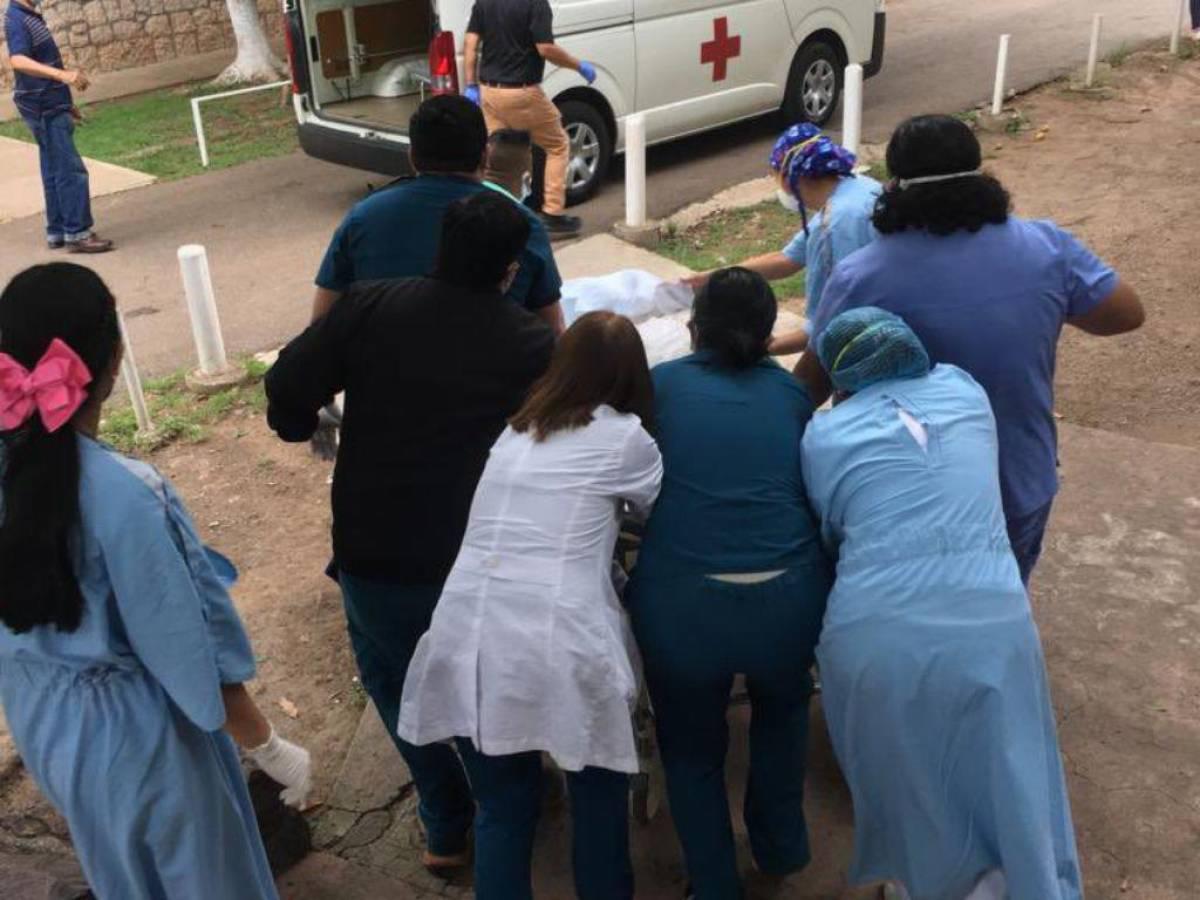 Paciente intubada es bajada por las gradas en Hospital del Tórax