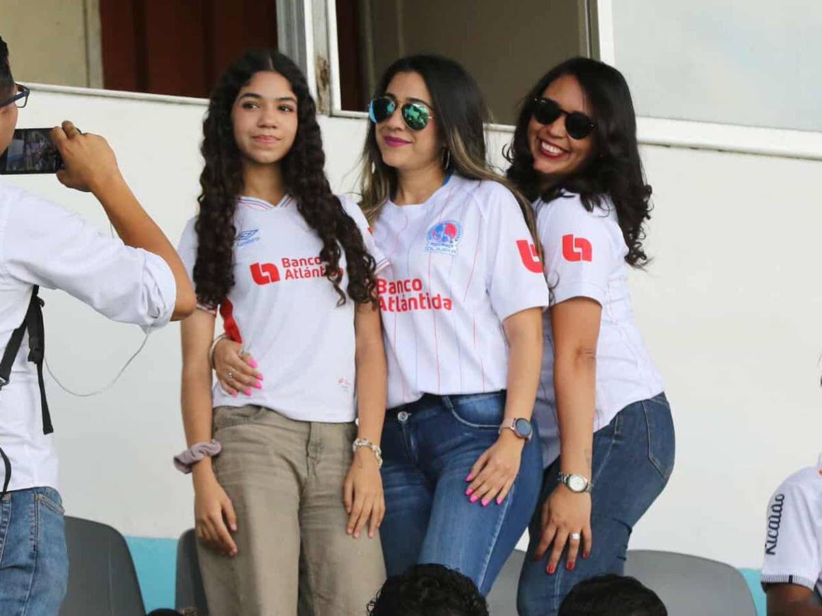 La chica que robó suspiros y el color de la Ultra Fiel en el Olimpia vs Motagua