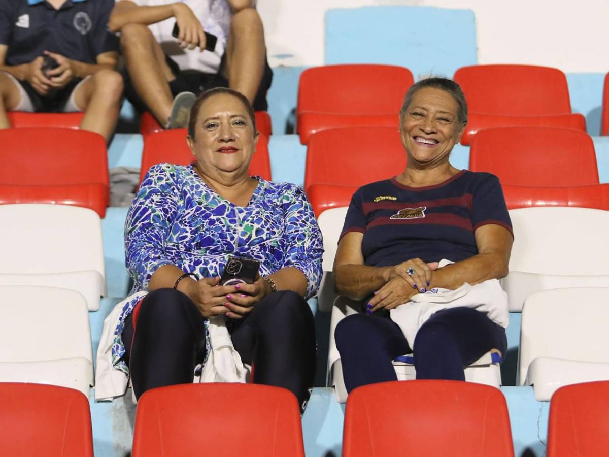 Las bellas chicas que adornan el ambiente en el Clásico Motagua vs Marathón en el Nacional