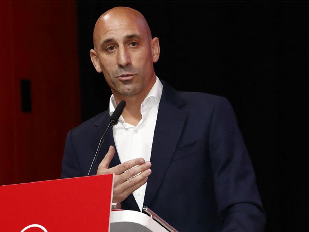 Luis Rubiales renuncia a todo tras polémica con Jenni Hermoso