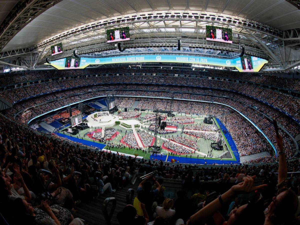 La fe y el canto de 70 mil fieles abrazan al papa en el estadio Santiago Bernabéu