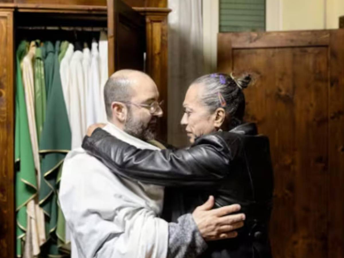 ¿Quién es la mujer trans que llegó a despedirse al féretro del papa Francisco?