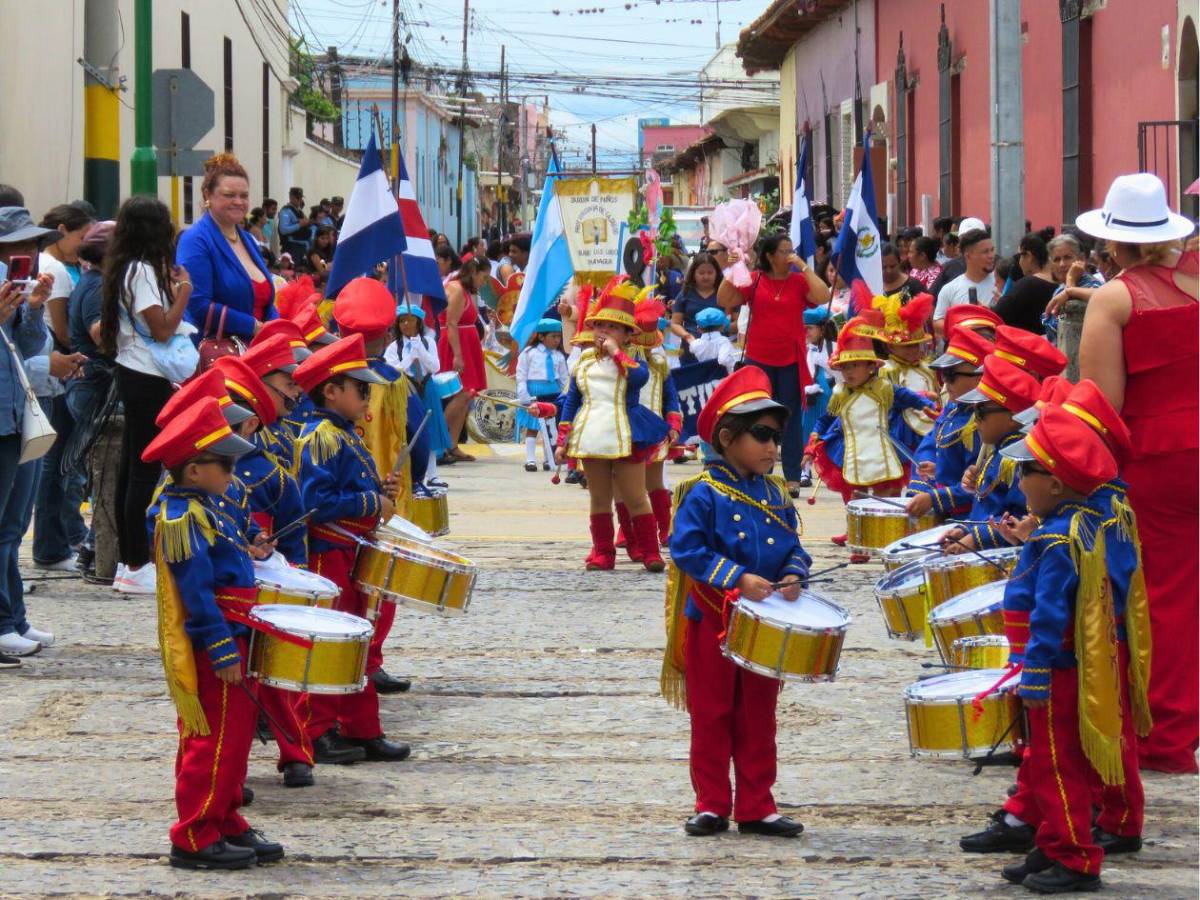 Con fervor, color y alegría, los más pequeños inician la fiesta patria en Comayagua