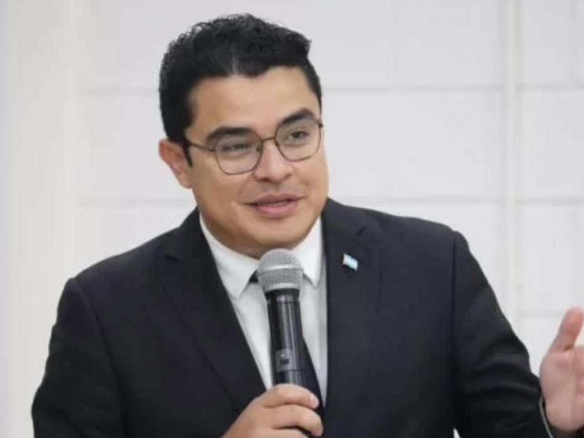 Mascota del familión: Romeo Vásquez responde al vicecanciller