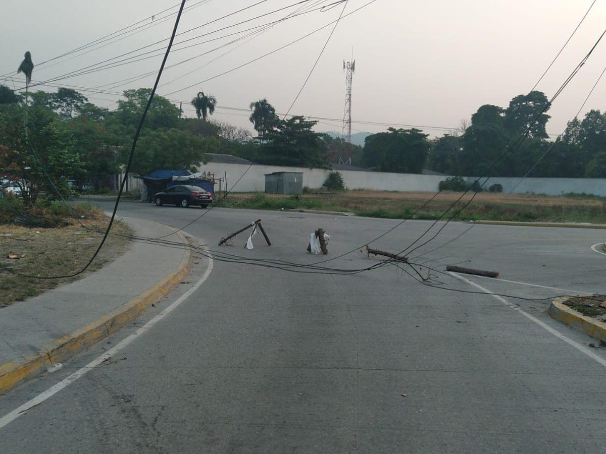 Camión se lleva cables en la entrada principal de la Fesitranh