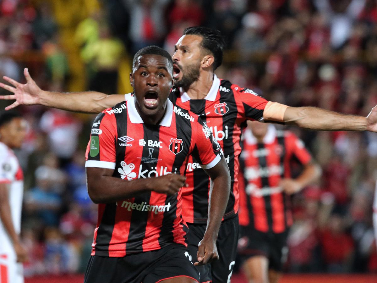 Joel Campbell fue el anotador del primer gol de Alajuelense ante Real Estelí.