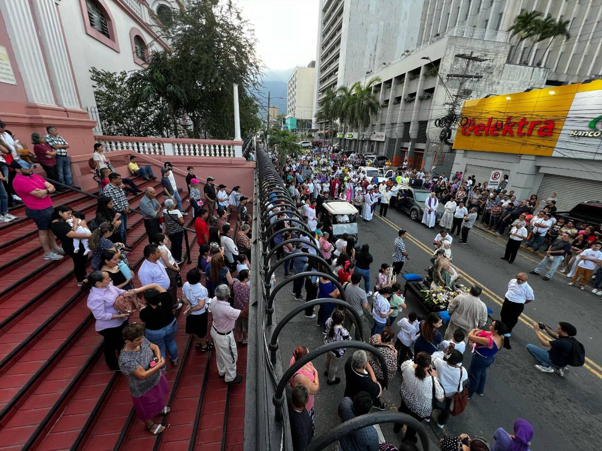 Miles de sampedranos acompañan procesión del Santo Entierro