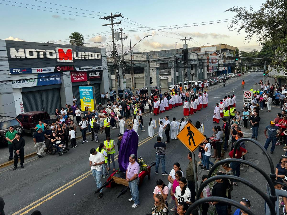 Miles de sampedranos acompañan procesión del Santo Entierro