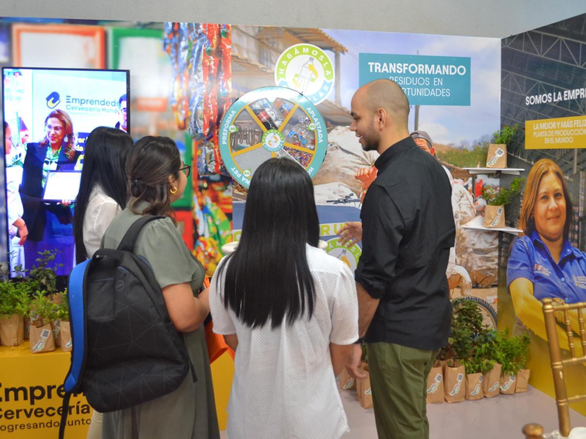 Los asistentes visitaron el stand de Cervecería Hondureña para conocer el impacto de los proyectos y programas de la compañía.